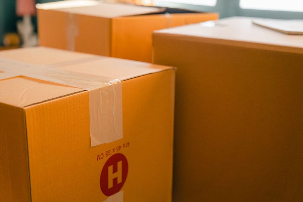 Cajas de mudanza cerradas junto a la ventana del local nuevo